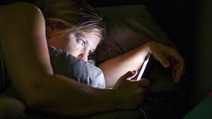 Usar el celular antes de dormir puede afectar el sueño